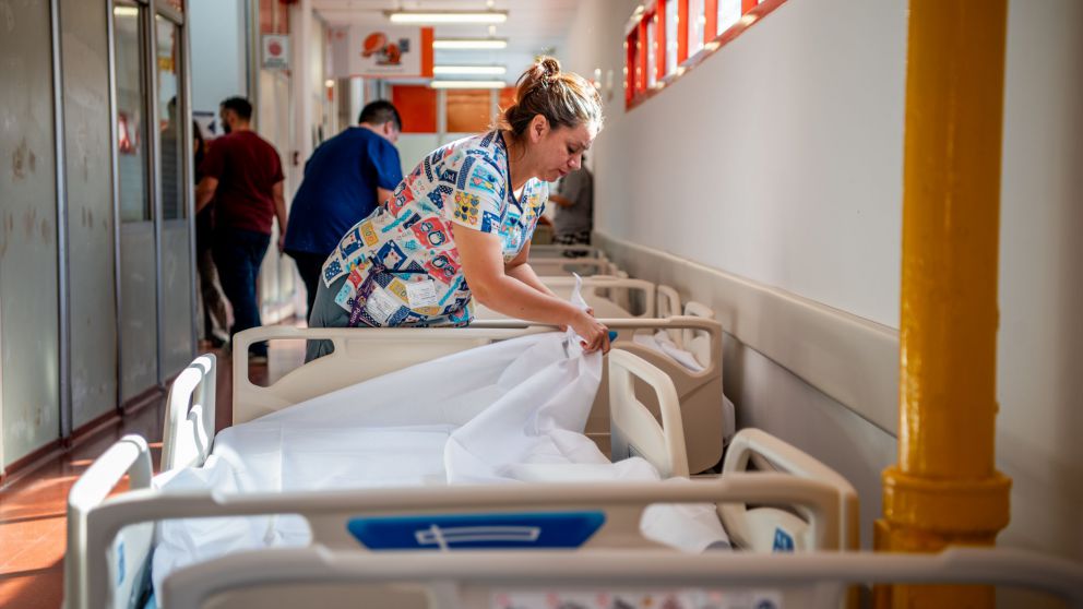 Los extranjeros no residentes deberán pagar por la atención en hospitales nacionales: claves de una resolución que traerá polémica