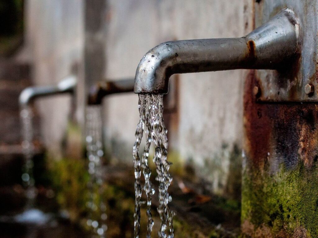 Expertos emiten una alerta por los altos niveles de arsénico en el agua que consumimos todos los días