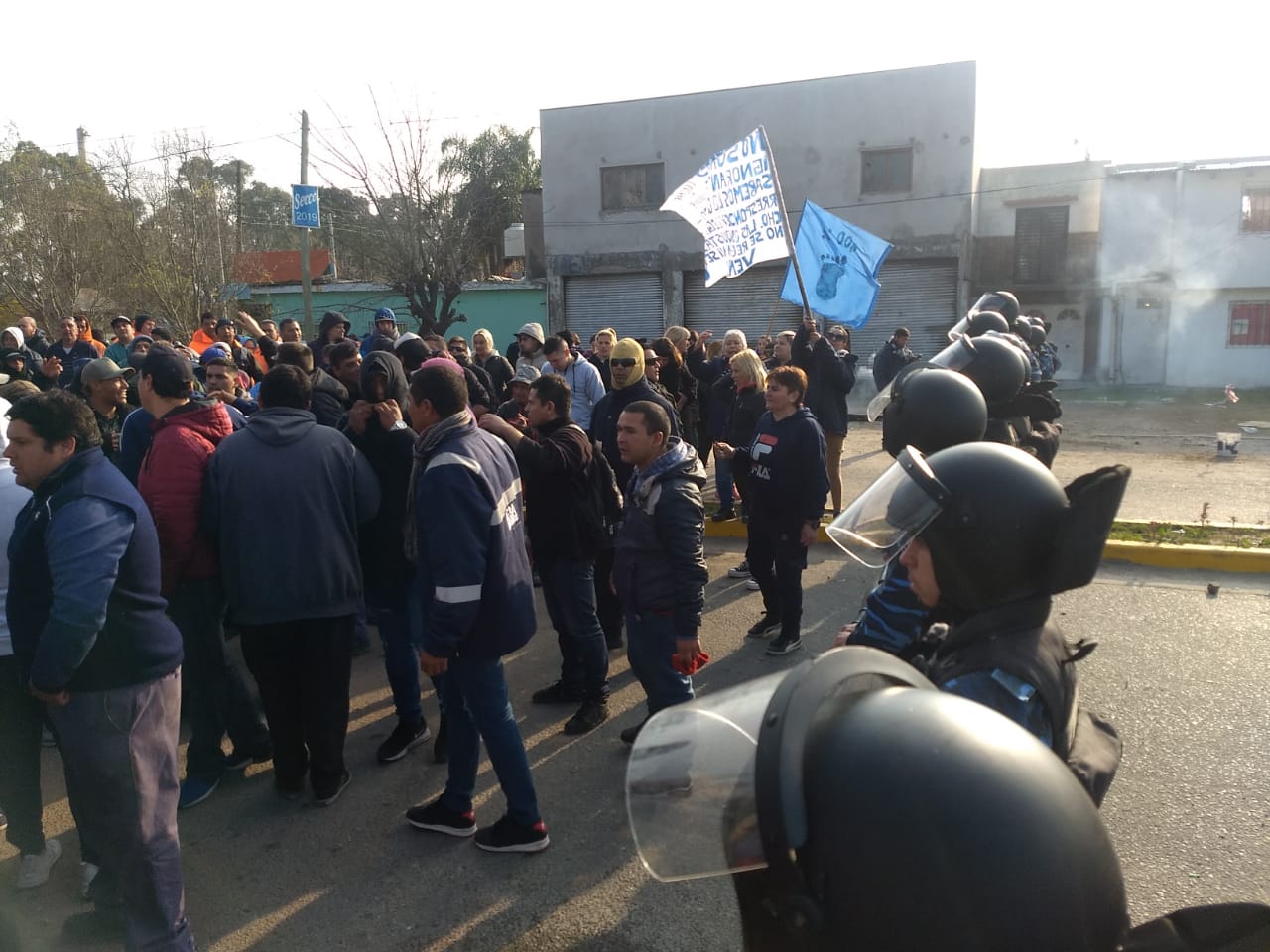 Trabajadores de la UOCRA se enfrentaron con la policía