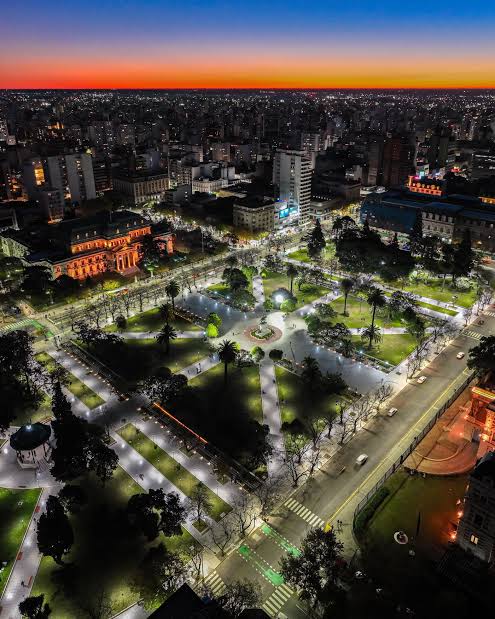 Proponen colocar en plazas de La Plata esculturas que los vecinos puedan intervenir con materiales reciclados