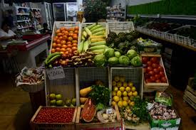 El consumo no levanta y se financia con crédito