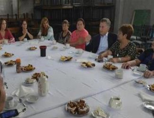 Macri y Vidal visitaron un centro comunitario y felicitaron a las voluntarias en el Día de la Mujer