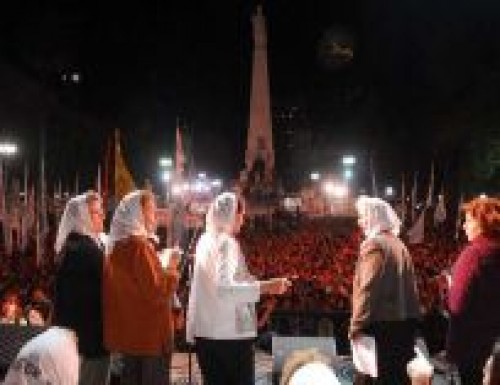 Una multitud colmó Plaza de Mayo al cumplirse 35 años del golpe de 1976